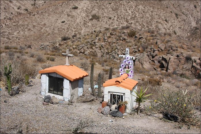 Peru - Peru - małe kapliczki upamiętniają tragiczną jazdę kierowców.jpg