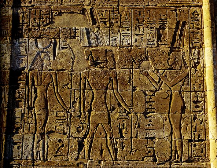 Egypte Antique - -747 -656  Amnardis lAncienne et Amon  Mdinet Habou  XXVe Dynastie.jpg