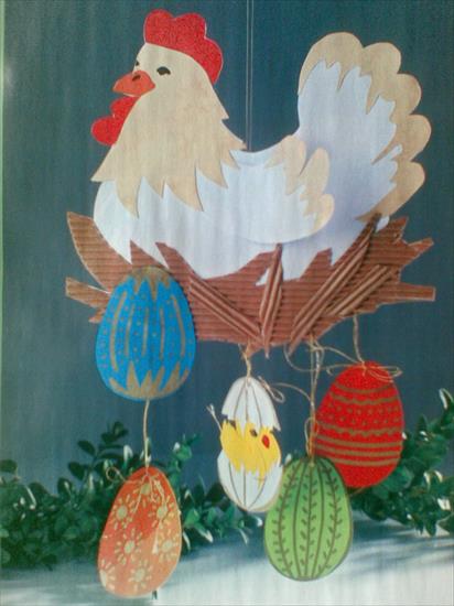 Wielkanoc, wiosna - kura z wiszącymi pisankami.jpg