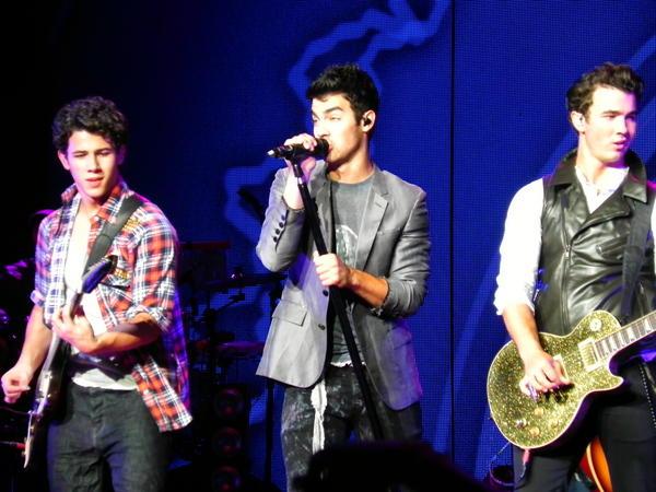 Jonas Brothers - demi-jonas-camp-dc 13.jpg