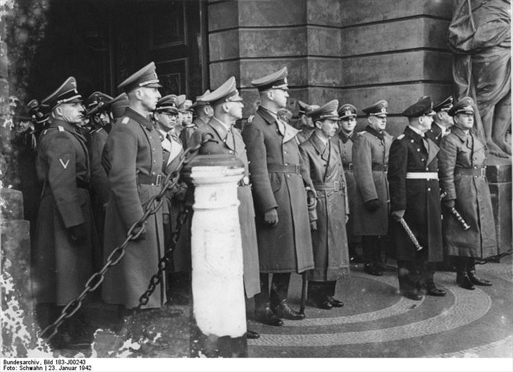 Oberkommando - Bundesarchiv_Bild_183-J00243,_Berlin,_Beerdigung_Generalfeldmarschall_v._Reichenau1.jpg