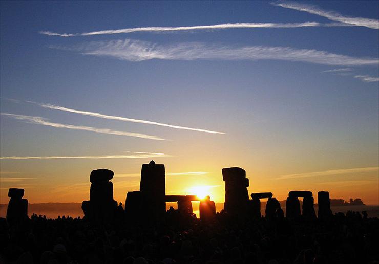 Kręgi w Stonehenge - 800px-Summer_Solstice_Sunrise_over_Stonehenge_2005.jpg