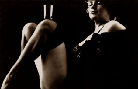 I_Marilyn Monroe - Ig_In the black sitting_Milton Greene_MM 6.jpg