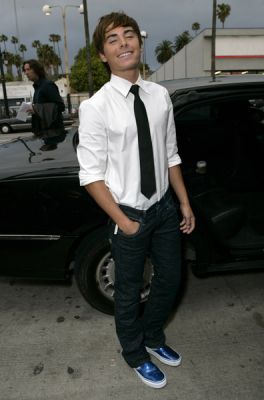 ZacEfron - normal_younghollywood51.jpg