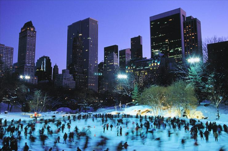 Tapety - Skaters at Wollman Rink, Central Park, New York City.jpg