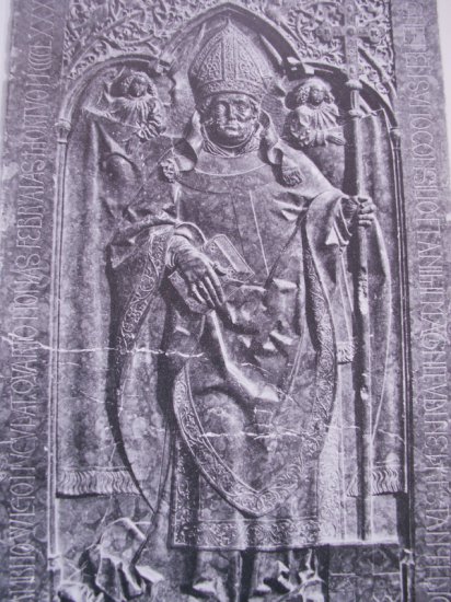 Gniezno - Sanktua... - Płyta nagrobna arcybiskupa gnieźnieńskiego Zbign...niewa Oleśnickiego, ok. 1493, Katedra w Gnieźnie.jpg