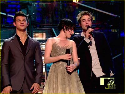 MTV Video Music Awards 2009 - normal_kristen-stewart-robert-pattinson-trailer-09.jpg