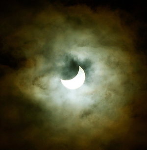 Noc - Solar_eclipse_by_Puccachi.jpg