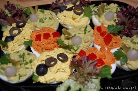 CARVING-dekoracja owocami i warzywami - jajka-z-kolorowa-pasta.jpg