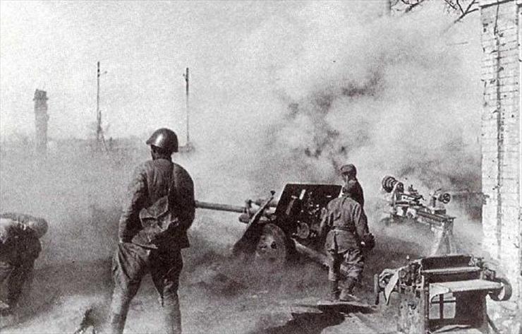 II wojna św.-foty - Soviet cannon ZiS-3 fires at enemy. Autumn 1942, Stalingrad.jpg