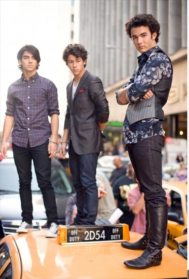Jonas Brothers - 1238414566.jpg
