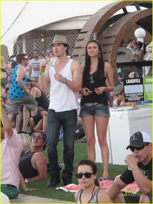 Nina i Ian na Coachella Couple Outing - normal_coachella4.jpg