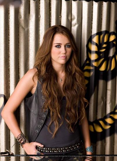 Miley Cyrus - Party-in-The-USA-miley-cyrus-8367557-600-819.jpg