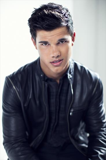 Taylor Lautner - fhzt.jpg