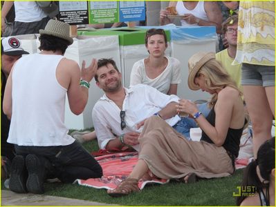 Nina i Ian na Coachella Couple Outing - normal_diane-kruger-joshua-jackson-coachella-couple-outing-18.jpg
