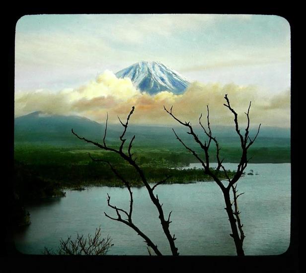 zdj, obrazy FREE - MT_FUJI_with_VAILING_CLOUDS_and_DEAD_TREES-3.154223030.jpg