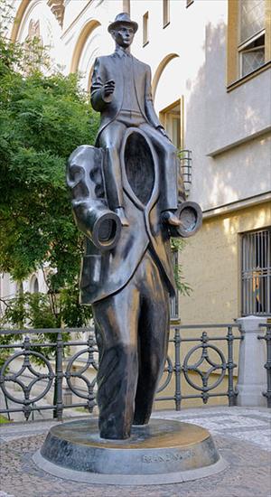 Czechy - Pomnik Franza Kafki w Pradze.jpg