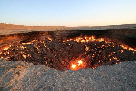 Największe dziury w Ziemi - Darvaza gas crater.jpg