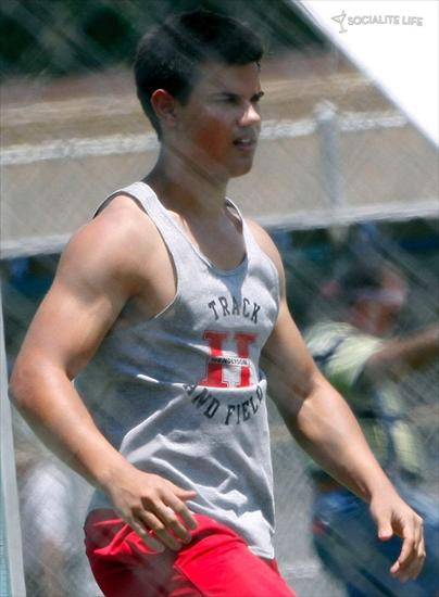 Valentines Day - gallery_enlarged-taylor-lautner-valentines-day-set-track-and-field-07302009-10.jpg