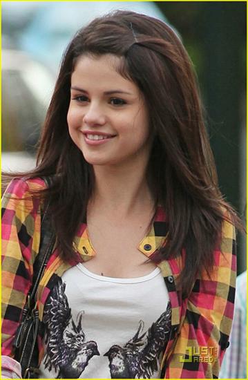 Selena Gomez - selena-gomez-makena-lautner-day-out-07.jpg