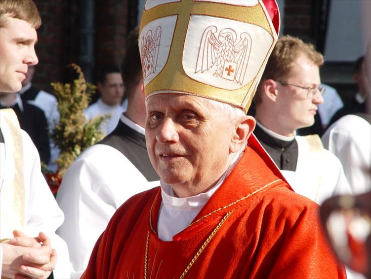 Benedykt  XVI - 800px-Ratzinger_Szczepanow_2003_91.jpg