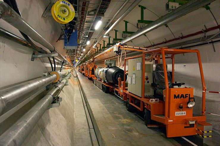 LHC-Wielki Zderzacz hadronów - 800px-inside_the_cern_lhc_tunnel LHC10.jpg