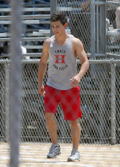 Valentines Day - gallery_enlarged-taylor-lautner-valentines-day-set-track-and-field-2-07302009-14.jpg