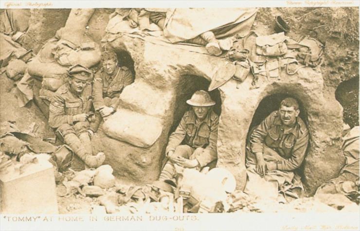 Photographie 1914 - 1918 - 1914-1918 Tommy at home in german dug-outs.jpg