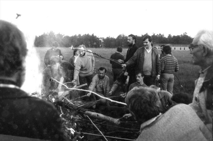 Centuria 1987 - 08 plener plastyczny w Centurii pod Ogrodzoeńcem 1986 - ognisko.jpg
