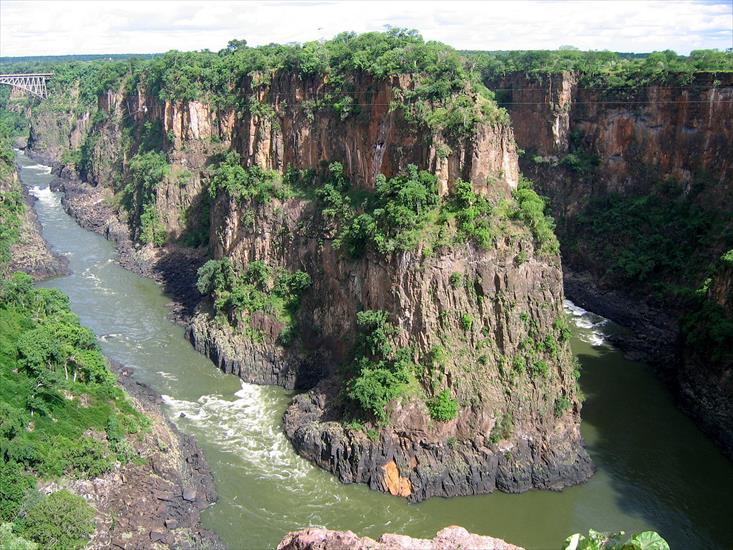 Zambia - Zambia_The_Zambezi_River_flows.jpg